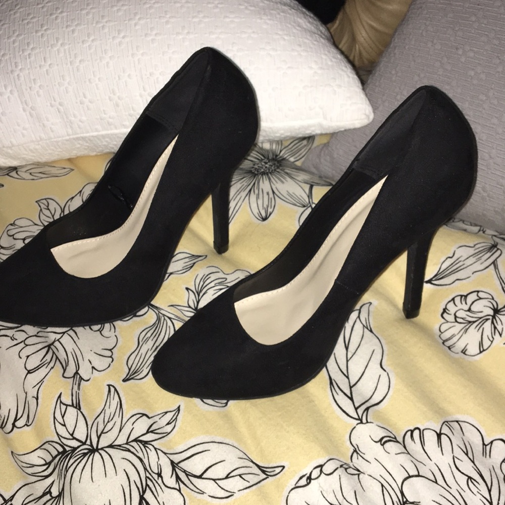 HEELS - Picture 2 of 2